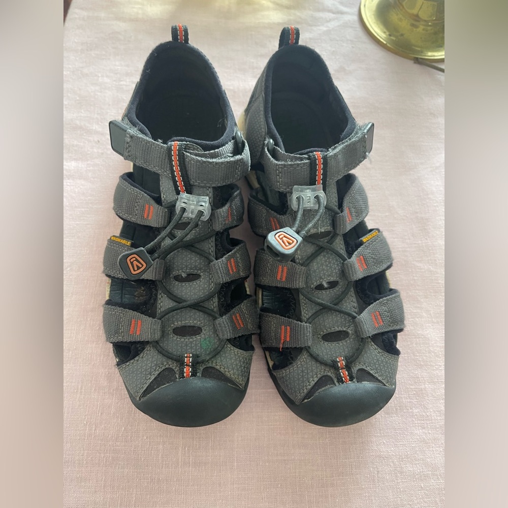 Keen Sandals Size 5 Boys